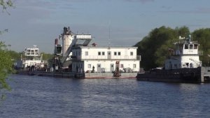 Буксиры-толкачи РТ-319 и БТМ-530 ведут кран Коломенец вниз по Москва-реке