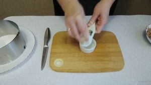 Слоёный салат с горбушей и консервированными огурцами
