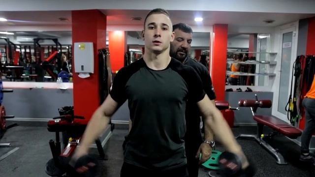 108 Махи стоя с гантелями смотреть онлайн