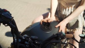 Девушка и мотоцикл STREET 250.