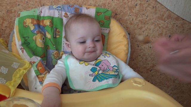 Ева первый раз кушает пюре. смотреть онлайн