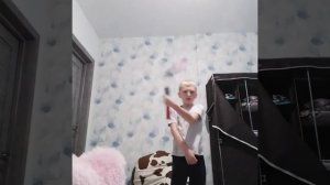 показываю как орудовать нунчаками