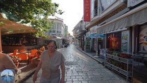 Северная Македония - кафе на туристической набережной города Охрид.