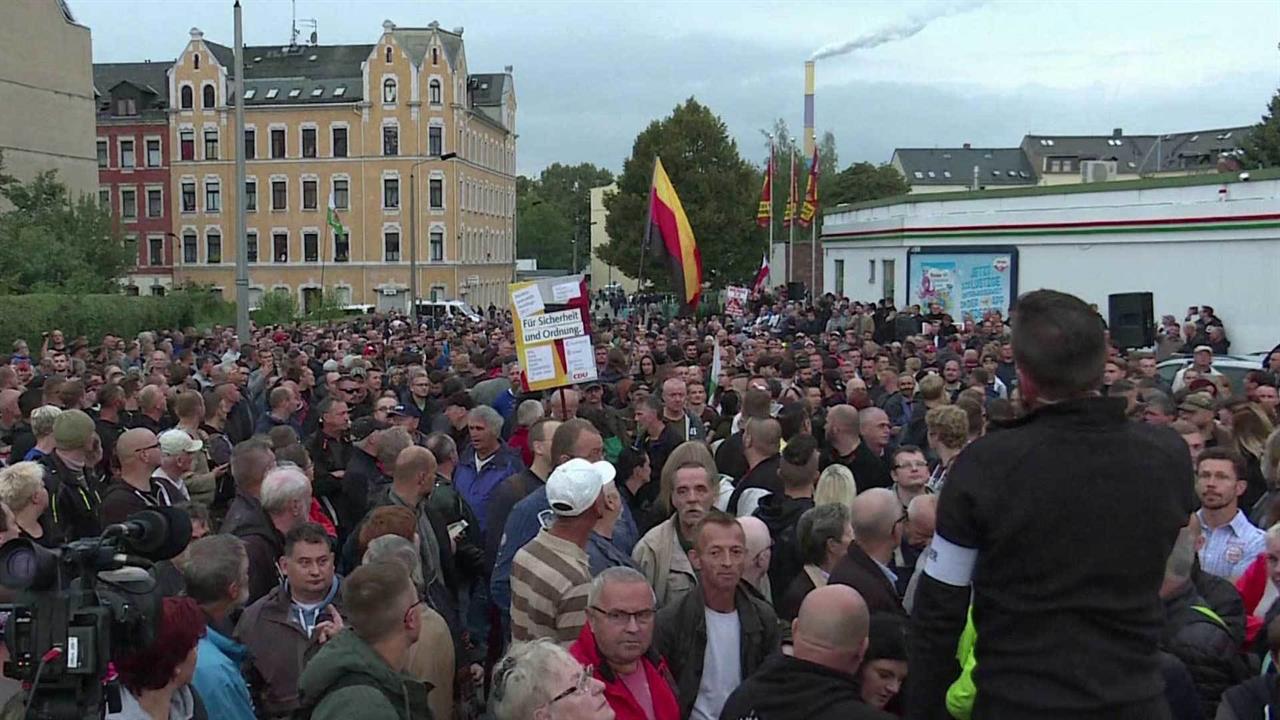 Сотни демонстрантов вышли на улицы немецкого Хемни... требованием ужесточить правила приема беженцев