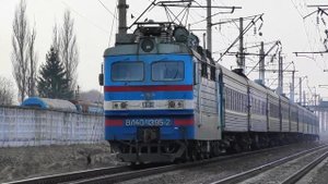 Встреча поезда и электрички под мостом