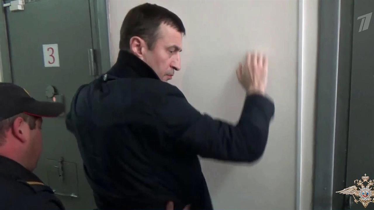 Несколько часов шли обыски в рабочем кабинете и дома у министра экономики Дагестана