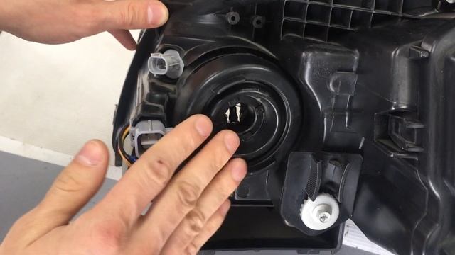 Обзор передних фар на Тойота Авенсис смотреть онлайн