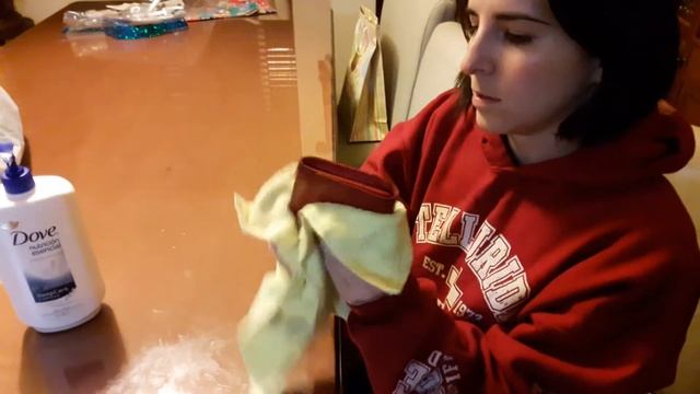 CRISTINA!! How To CLEAN AND MOISTURIZE HACK!!! A LEATHER WALLET, PURSE, BELT at home!!! смотреть онлайн
