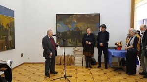 На закрытии выставки художника Никиты Медведева.