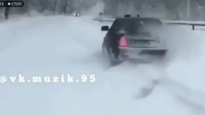 На столе стоит бутылка