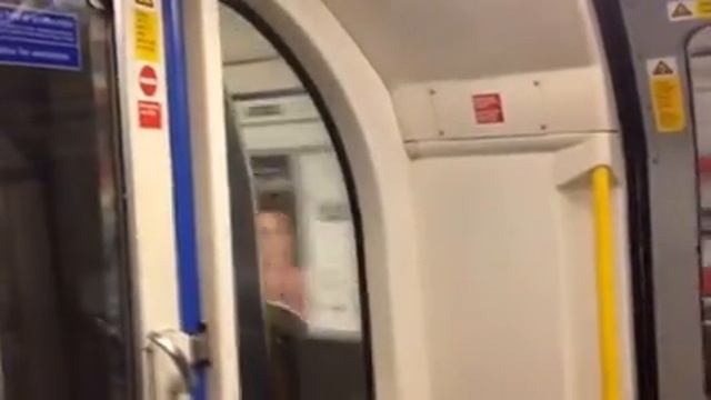 Boarding a Piccadilly line at Piccadilly. смотреть онлайн