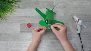 ?ПОДЕЛКА на 9 МАЯ своими руками. САМОЛЕТ из ПЛАСТИКОВОЙ БУТЫЛКИ и КАРТОНА.