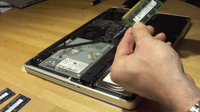 RAM Einbau im MacBook Pro 2010