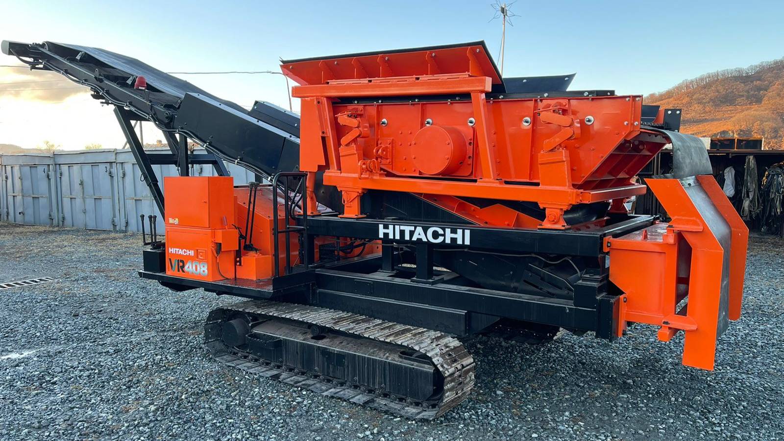 Мобильный грохот Hitachi VR408