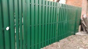 Качественный забор из металлического штакетник а шахматкой