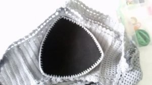 Как красиво обвязать и вшить чашки в вязаный лиф (топ) .