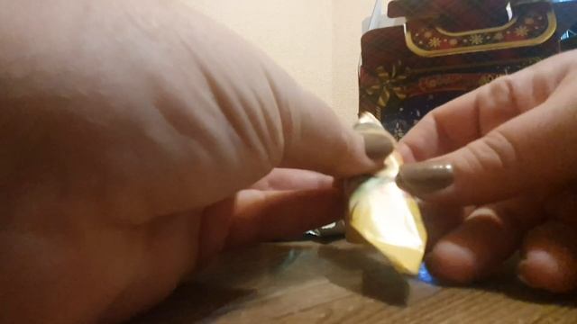 Открываем сладкий подарок / обзор конфет смотреть онлайн