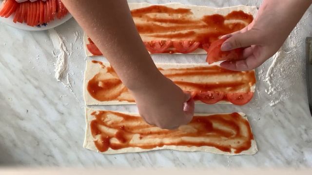 Проще простого! Приготовить сможет каждый. К чаю! Розочки из слоеного теста и колбасы в духовке