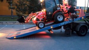 Погрузка   перегрузка мини трактора на эвакуатор  Валдай