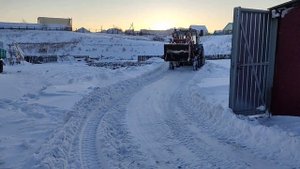 Чистим двор от снега на МТЗ ??