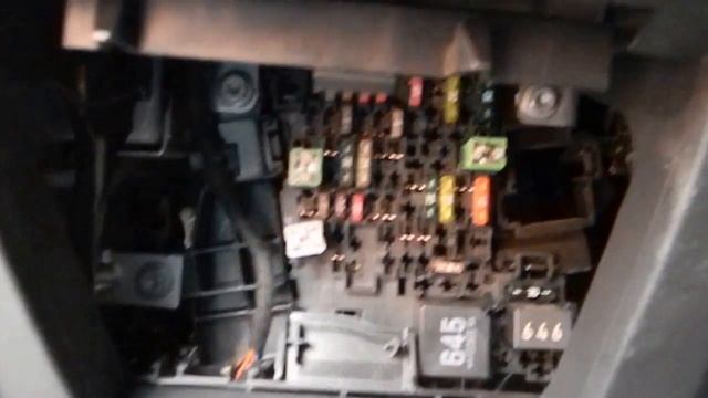 Как добраться до предохранителей в салоне Skoda Octavia A7 смотреть онлайн