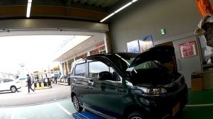 ЗАМЕНА МАСЛА В ДВИГАТЕЛЕ ХОНДА N WAGON. Под низом ощущается что машина почти с завода