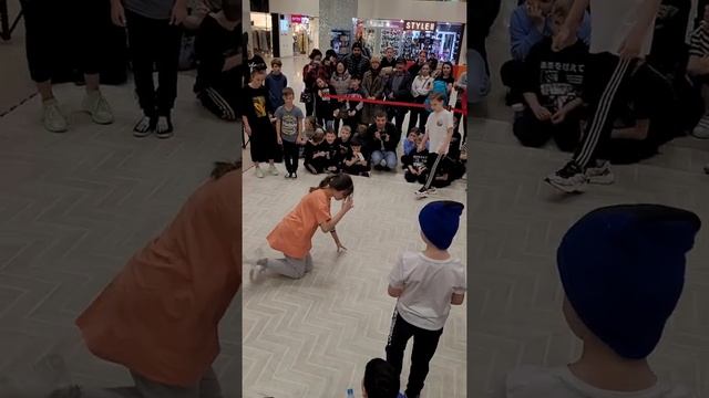 Girl power break dance. Девичий брейк-данс. Фрагмент баттла.