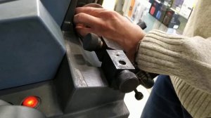 Замена фрезы на станке для ключей