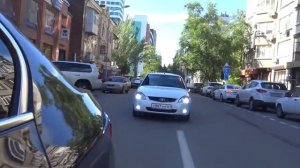 Музыка с соседней машины. Очень громко играет
