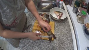 Как порезать рыбу на порционные кусочки