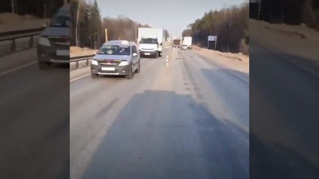 дальнобой ушол на обочину чтобы пропустить скорую/как пропускают скорую в россии/рабочие будни смп смотреть онлайн