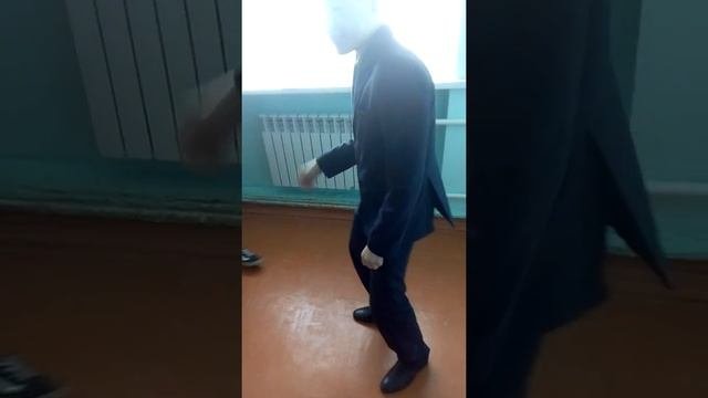 Школьница учит не трогать вещи школника