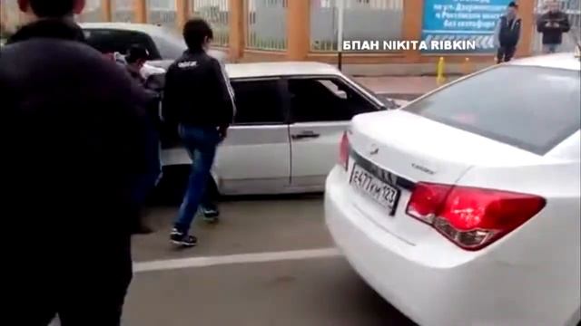 Как посадочники проезжают через лежачий полицейский смотреть онлайн