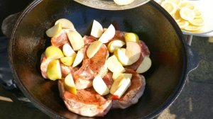 СВИНАЯ КОРЕЙКА на кости ТУШЕНАЯ с яблоками и грушами в КАЗАНЕ