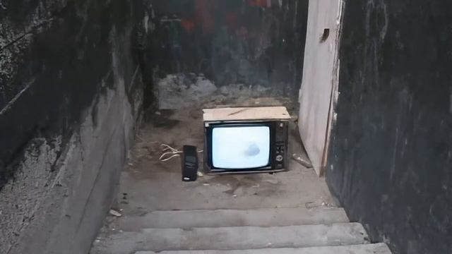 Что будет при разбивании кинескопа включенным? (ALMOST 4K 60FPS)