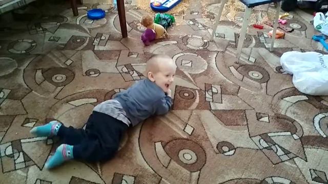 Один в комнате. Тем тише в комнате с ребенком тем страшнее туда заходить.