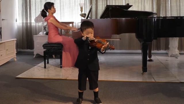 3years old violinist play Dvorak Humoresque