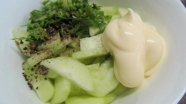 Мясная лепешка с огуречной начинкой