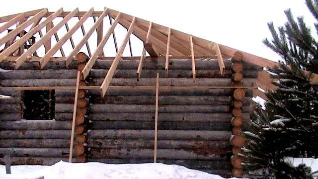 Сруб из сухарника (сухостойной сосны Кело) под вальмовую крышу.