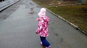 Идём после садика гулять, Алиса как Свинка Пеппа прыгает по лужам ДЕТСКИЙ КАНАЛ Little baby