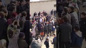 туй дар дангара дехаи оламафруз хонаи акаи Авдурахмон