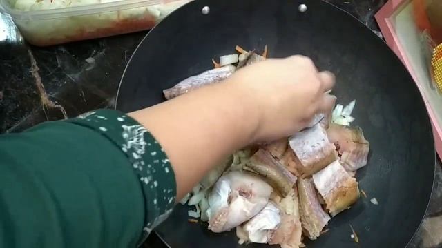 Минтай тушёный с овощами.