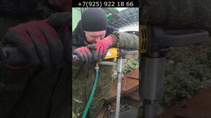 Бурим клуппом известковую плиту в колодце.