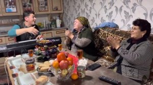 Сакит Самедов - Bade bade 2022 с Мамой дома на родине в Баку. Супер исполнение. Кайф. Отдых