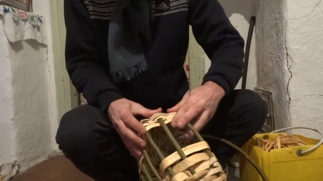 Плетение корзины из корня.