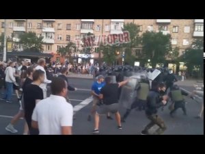 матрица сломалась и люди бьют ОМОН. но для начала идущий Лукашик