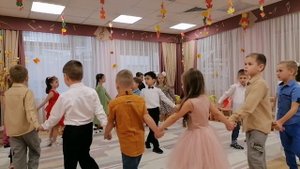 По тропиночке мы к осени идем