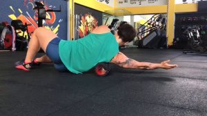 Раскатка широчайших мышц на ролле (озвучено)