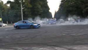 BMW M5 F10 дрифт валит боком в Москве