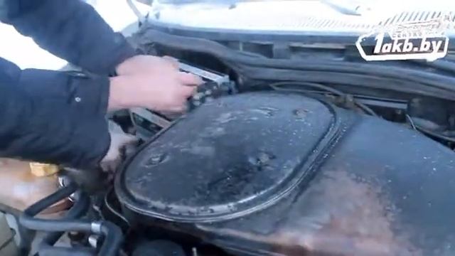 Замена аккумулятора на Ford Sierra 1988 2.3. смотреть онлайн